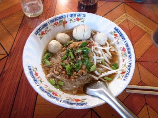 細麺+つみれ+トムヤム味スープ。